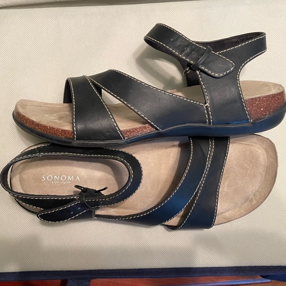 Sandals - Picture 2 of 4